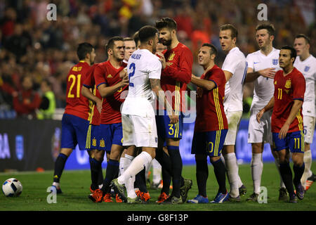 Les esprits se jouent entre les deux camps lors d'un rendez-vous international au stade Rico Perez, à Alicante. Banque D'Images