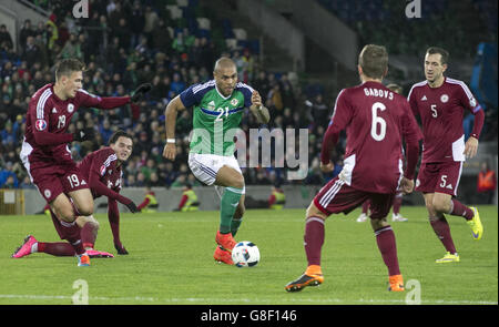 Josh Magennis (au centre), en Irlande du Nord, lors d'une amicale internationale contre la Lettonie à Windsor Park, Belfast. Banque D'Images