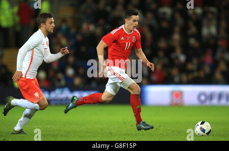 Tom Lawrence (à droite) du pays de Galles et Joel Veltman des pays-Bas se battent pour le bal lors d'une rencontre internationale au Cardiff City Stadium, à Cardiff. Banque D'Images