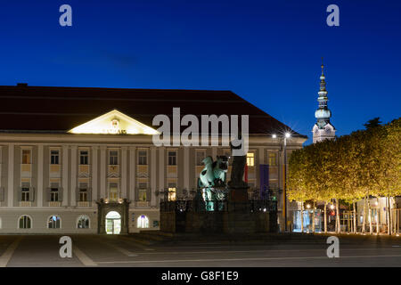 Lindwurmbrunnen Hercules , fontaine avec en arrière-plan l'hôtel de ville et de l'Esprit Saint, l'Eglise Klagenfurt, UN Banque D'Images