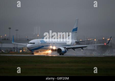 Un vol affrété transportant des réfugiés syriens dans le cadre du programme élargi de réinstallation arrive à l'aéroport de Glasgow. Banque D'Images