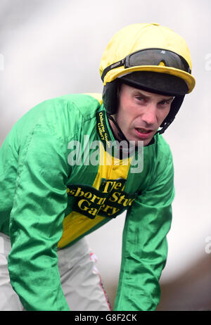 Courses hippiques - Hippodrome de Kempton. Wayne Hutchinson, Jockey. Banque D'Images