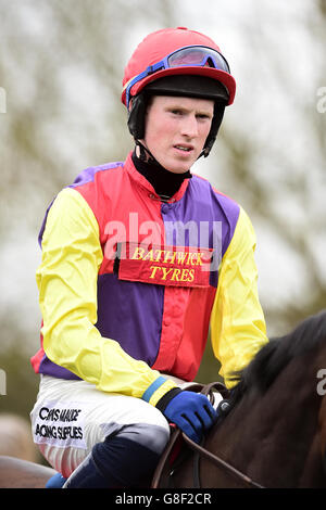 Horse Racing - Hippodrome de Kempton Banque D'Images