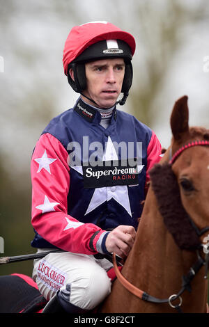 Horse Racing - Hippodrome de Kempton Banque D'Images