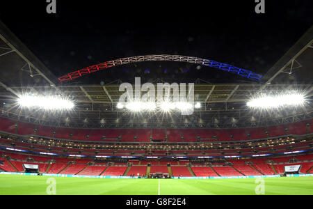 Une vue générale du stade de Wembley qui montre l'Arc de Wembley illuminé dans les couleurs nationales de la France en solidarité avec leur peuple. Banque D'Images
