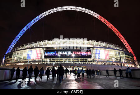 Une vue générale du stade Wembley à l'arrivée des fans. Wembley Arch est illuminé dans les couleurs nationales de la France en solidarité avec leur peuple Banque D'Images