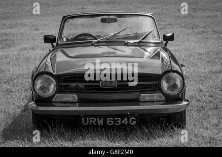 Triumph TR6 Rouge Voiture de sport en noir et blanc Banque D'Images