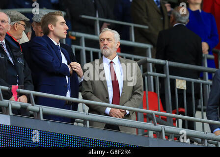 Le leader du Parti travailliste Jeremy Corbyn dans les tribunes lors du match international amical au stade Wembley, à Londres. Banque D'Images