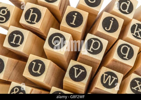 Les minuscules de l'alphabet anglais, collage de bois blocs isolés la typographie Banque D'Images