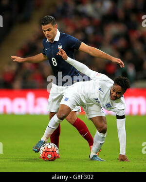 Hatem Ben Arfa en France (à gauche) et Raheem Sterling en Angleterre lors du match international au stade Wembley, Londres. Banque D'Images