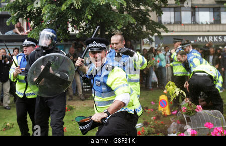 Affrontements de la police avec les manifestants de Princes Street, Édimbourg, alors que des manifestants anticapitalistes se sont emparées dans les rues de la capitale écossaise avant la réunion de mercredi des dirigeants du G8 à Gleneagles. Banque D'Images