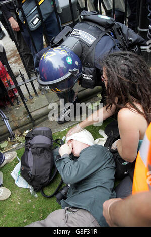 Une personne médosée par la police a tendance à être blessée à Princes Street, Édimbourg, alors que des manifestants anticapitalistes ont envahi les rues de la capitale écossaise avant la réunion de mercredi des dirigeants du G8 à Gleneagles. Banque D'Images