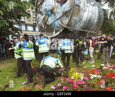 Un bac à litière lancé par un manifestant vole dans les airs vers la police de Princes Street, alors que des manifestants anti-capitalistes sont descendus dans les rues de la capitale écossaise avant la réunion de mercredi des dirigeants du G8 à Gleneagles. Banque D'Images