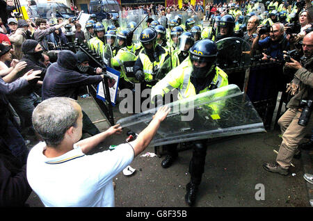 La police fait face aux manifestants de Princes Street, à Édimbourg, alors que des manifestants anticapitalistes se sont emparées dans les rues de la capitale écossaise avant la réunion de mercredi des dirigeants du G8 à Gleneagles. Banque D'Images