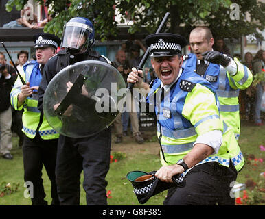 Affrontements de la police avec les manifestants de Princes Street, Édimbourg, alors que des manifestants anticapitalistes se sont emparées dans les rues de la capitale écossaise avant la réunion de mercredi des dirigeants du G8 à Gleneagles. 04/07/2005 photo: Cathal McNaughton/PA photos Banque D'Images