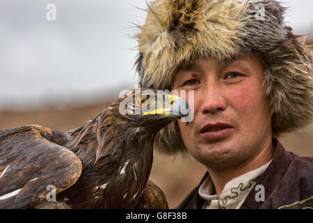 Golden Eagle et son formateur au Kirghizistan. Banque D'Images