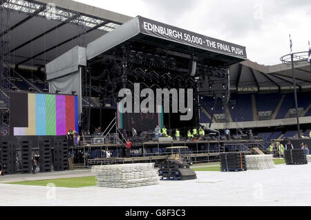 Les derniers préparatifs au stade Murrayfield, à Édimbourg, où aura lieu demain un immense concert de suivi Live8. Banque D'Images