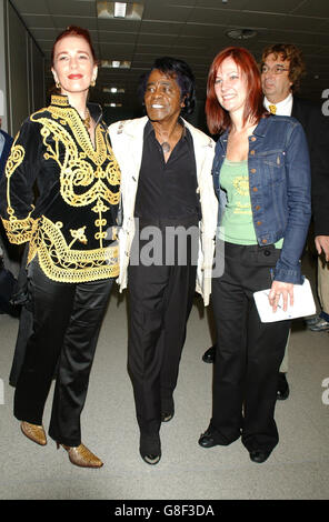 James Brown et son épouse Tomi Rae (à gauche) arrivant à l'aéroport d'Édimbourg, à la veille du concert Live8 qui aura lieu au stade Murrayfield. Banque D'Images