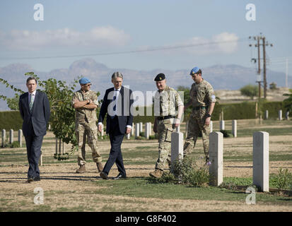 Le secrétaire aux Affaires étrangères Philip Hammond (au centre) rend visite au cimetière militaire de Wayne's Keep dans la zone tampon, lors de sa visite à Chypre. Banque D'Images