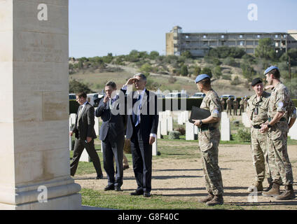 Le secrétaire aux Affaires étrangères Philip Hammond (au centre) rend visite au cimetière militaire de Wayne's Keep dans la zone tampon, lors de sa visite à Chypre. Banque D'Images