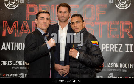 Anthony Crolla (à gauche) tête à tête avec Darleys Perez (à droite) avec le promoteur Eddie Hearn (au centre) lors d'une conférence de presse au Grosvenor Casino, Manchester. Banque D'Images