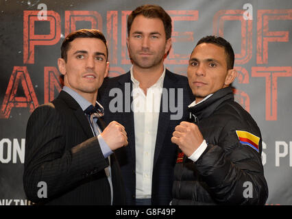 Anthony Crolla (à gauche) tête à tête avec Darleys Perez (à droite) avec le promoteur Eddie Hearn (au centre) lors d'une conférence de presse au Grosvenor Casino, Manchester. Banque D'Images