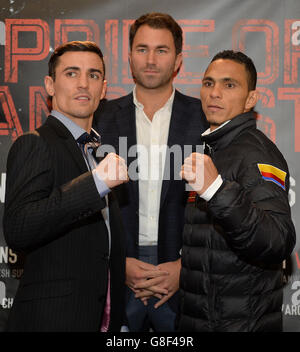 Anthony Crolla (à gauche) tête à tête avec Darleys Perez (à droite) avec le promoteur Eddie Hearn (au centre) lors d'une conférence de presse au Grosvenor Casino, Manchester . Banque D'Images