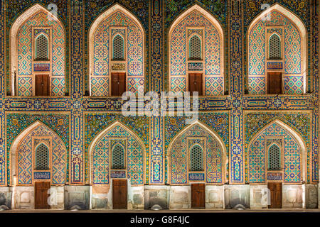 Portes et fenêtres voûtées sur la place du Registan, Samarkand, Ouzbékistan Banque D'Images