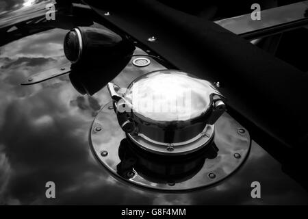 Lampe et bouchon d'essence sur un Jaguar C Type voiture de course en noir et blanc Banque D'Images