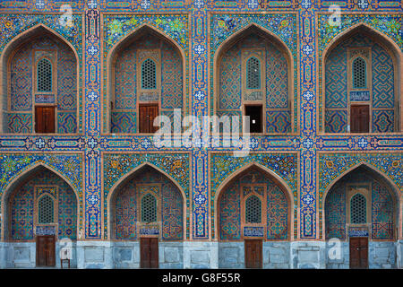 Portes et fenêtres voûtées sur la place du Registan, Samarkand, Ouzbékistan Banque D'Images