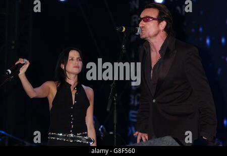 Concert live 8 - The final Push - Murrayfield Stadium. Bono joue avec Andrea Corr et les Corrs. Banque D'Images