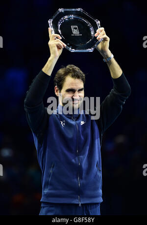 Roger Federer de Suisse avec son trophée après la finale de la finale du World Tour ATP à l'O2 Arena de Londres. APPUYEZ SUR ASSSOCIATION photo. Date de la photo: Dimanche 22 novembre 2015. Voir PA Story TENNIS Londres. Le crédit photo devrait se lire comme suit : Adam Davy/PA Wire. Banque D'Images