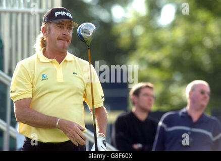 Golf - Barclays Scottish Open 2005 - Loch Lomond.Miguel Angel Jimenez, un espagnol, débarque sur le dixième trou. Banque D'Images