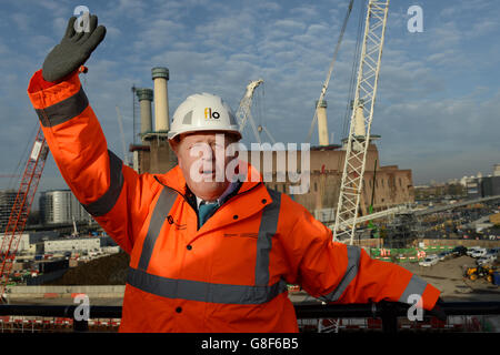 Le maire de Londres Boris Johnson aide à commencer les travaux sur l'extension de la ligne Nord à Battersea, dans le sud de Londres, qui reliera Kennington à neuf Elms et le développement de la nouvelle centrale électrique de Battersea. Banque D'Images