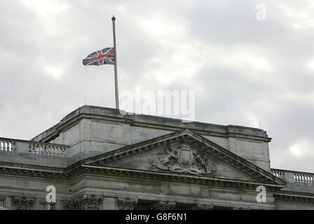 L'Union Jack vole en Berne au Palais de Buckingham, par respect pour ceux qui ont perdu la vie lors des attentats terroristes. Banque D'Images