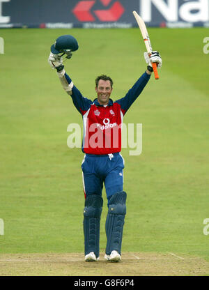 Cricket - The NatWest Challenge 2005 - Angleterre / Australie - Headingley. Le Marcus Trescothick d'Angleterre célèbre son siècle. Banque D'Images