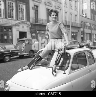 Rocky Sands porte un costume-pantalon gris avec des bottes Wellington noires « intégrées ». Il a été vu à la collection Frederick Starke pour l'automne et l'hiver, montré à Bruton Street dans le West End de Londres. Banque D'Images