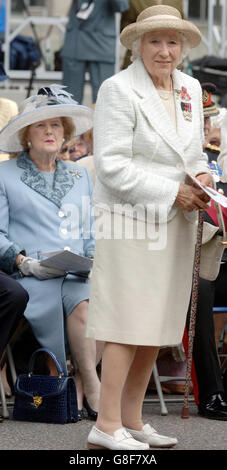 DAME VERA LYNN AU 90 Les femmes de la Seconde Guerre mondiale Monument - Whitehall Banque D'Images