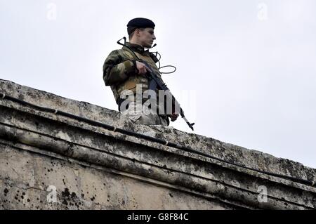 Des soldats des forces armées maltaises patrouillent au Palais San Anton à Attard, avant l'arrivée de la reine Elizabeth pour la réunion des chefs d'État du Commonwealth (CHOGM) à Malte. Banque D'Images