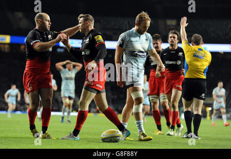 Chris Ashton de Saracens (deuxième à gauche) célèbre avec son coéquipier Charlie Hodgson (à gauche) après avoir passé sa deuxième et la quatrième tentative de son côté lors du match Aviva Premiership au stade de Twickenham, à Londres. Banque D'Images