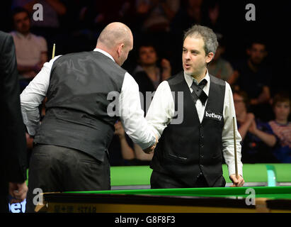 Stuart Bingham (à gauche) se serrer la main avec Anthony Hamilton après avoir remporté le deuxième match au cours du quatrième jour du Championnat britannique de Snooker 2015 de Betway au York Barbican, York. Banque D'Images