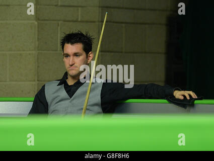 Tom Ford est assis dans sa chaise dans son match contre Mark Williams pendant le quatrième jour du championnat britannique de Snooker 2015 de Betway au York Barbican, York. Banque D'Images