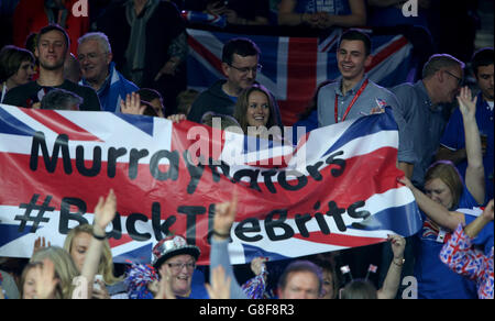 Kim Murray dans les stands derrière une bannière qui lit 'Murrayners #backthebrits' pendant le deuxième jour de la finale de la coupe Davis au Flanders Expo Centre, Gand. Banque D'Images