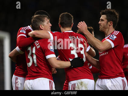 Le Bastian Schweinsteiger de Manchester United (à gauche) célèbre le premier but de son équipe lors du match de la Barclays Premier League au King Power Stadium de Leicester. Banque D'Images