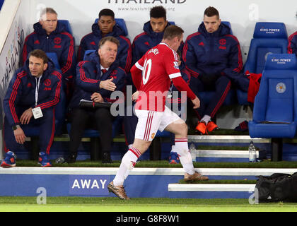 Louis van Gaal, directeur de Manchester United, parle avec Wayne Rooney après avoir été remplacé lors du match de la Barclays Premier League au King Power Stadium de Leicester. Banque D'Images