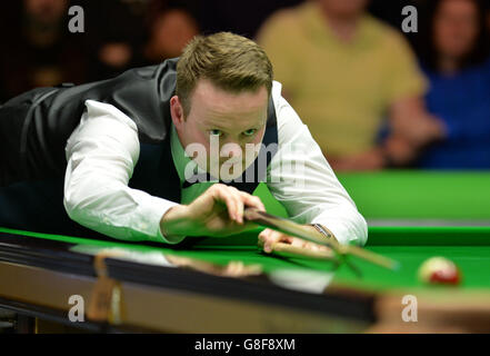 Shaun Murphy à la table lors de son deuxième match contre Zhou Yuelong au cours du quatrième jour du Championnat britannique de Snooker 2015 de Betway au York Barbican, York. Banque D'Images