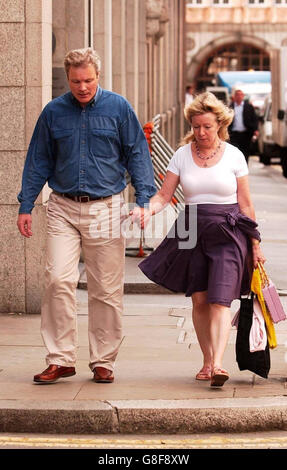 Sion Jenkins arrive au Old BDaily avec sa femme Christina.M. Jenkins est accusé d'avoir tué sa fille nourricier, Billie-JO, chez elle, à Hastings, dans le Sussex.L'ancien directeur adjoint Jenkins, 47 ans, de Belgravia, nie le meurtre de sa fille nourricier de 13 ans, Billie-JO, en février 1997. Banque D'Images