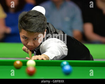 Zhou Yuelong à la table lors de son deuxième match contre Shaun Murphy au cours du quatrième jour du Championnat britannique de Snooker 2015 de Betway au York Barbican, York. Banque D'Images