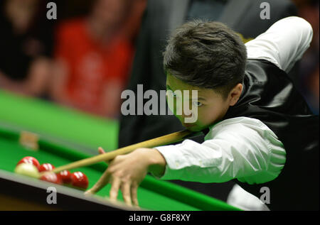 Zhou Yuelong à la table lors de son deuxième match contre Shaun Murphy au cours du quatrième jour du Championnat britannique de Snooker 2015 de Betway au York Barbican, York. Banque D'Images