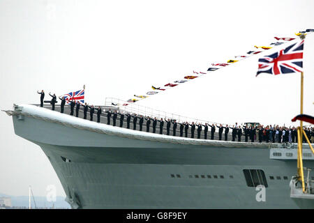 L'équipage du HMS Invincible salue le passage du HMS Endurance portant la reine Elizabeth II de Grande-Bretagne lors de l'International Fleet Review à Spithead, au large de Portsmouth. Banque D'Images